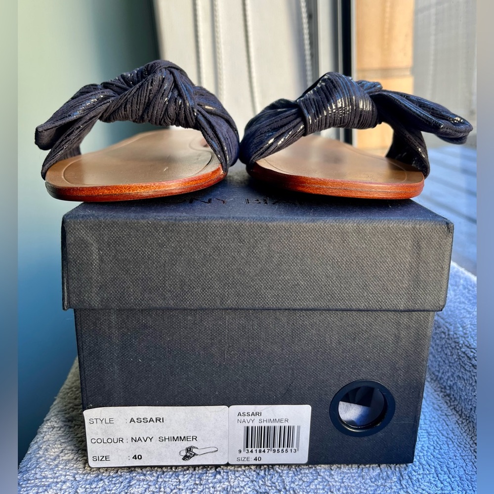 BNWT Tony Bianco ‘Assari’ Navy Shimmer Leather Flats - Picture 4 of 8